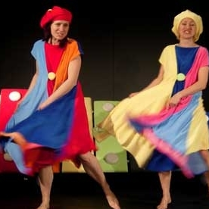 dwie kobiety w kolorowych strojach tańczą