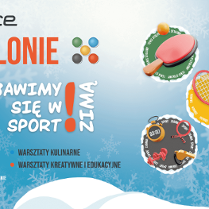 Plakat zimowych półkolonii FairPlayce z hasłem Bawimy się w sport zimą, ilustracjami rakiet i piłek sportowych oraz informacją o zajęciach sportowych i warsztatach.