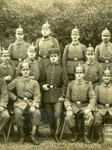 na starej fotogarfii żołnierze w mundurach pruskich