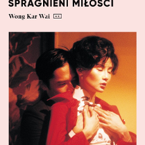 Plakat przedstawia dwie osoby, kobietę i mężczyznę. Mężczyzna stoi za kobietą, obejmuje ją od tyłu, wtula się w jej szyję. Kobieta ma zamknięte oczy i trzyma dłonie na dłoniach mężczyzny