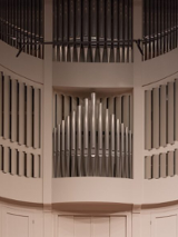 Obrazek przedstawia białe organy.