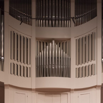 Obrazek przedstawia białe organy.