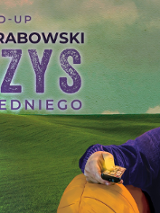 Mężczyzna na tle łąki, informacje o wydarzeniu stand-up "Kryzys życia średniego".