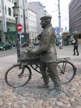 Stary Marych z rowerem, rzeźba ul. Półwiejska/Strzelecka