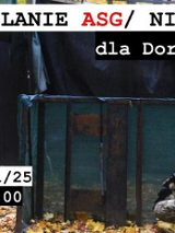 Plakat promujący Strzelanie ASG, w niedzielę, dla dorosłych. Na zdjęciu człowiek w stroju ochronnym z bronią w rękach.