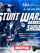 Kaskader jadący motocyklem tyłem na jednym kole.