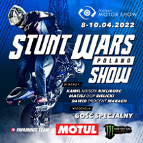 Kaskader jadący motocyklem tyłem na jednym kole.