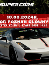 Zdjęcie białego wyścigowego samochodu na torze, napisy informujące o wydarzeniu.