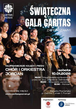 Grupa chóralna w czarnych strojach śpiewa do mikrofonów. W tle świecąca choinka.