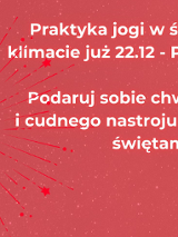 Plakat, który reklamuje świąteczną praktykę jogi. Na czerwonym tle napisy informujące o wydarzeniu. Z boku zdjęcie kobiety w świątecznym swetrze, w pozie tancerza oraz kolorowy napis ugly sweater party.
