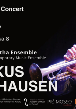 Po lewej stronie obrazka widać informację i sponsorów związanych z koncertem. Po prawej stronie znajduję się starszy mężczyzna który gra na trąbce.