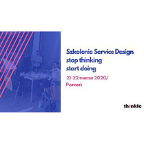 Uczestnicy szkolenia dyskutuja przy stoliku.