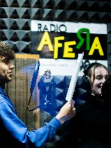 Kobieta i mężczyzna w studio nagraniowym Radio Afera.