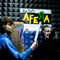 Kobieta i mężczyzna w studio nagraniowym Radio Afera.