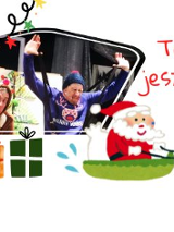 Świąteczna, kolażowa grafika z choinką, prezentami, Mikołajem w saniach i reniferem. Pośrodku zdjęcie osób w samochodzie w świątecznych czapkach. Widoczny napis: "Takich świąt jeszcze nie było' oraz logo Teatru Fuzja.