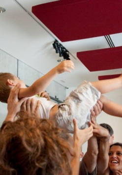 rodzice podnoszą dziecko na rękach