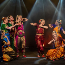 Na scenie tancerki w kolorowyn strojach.