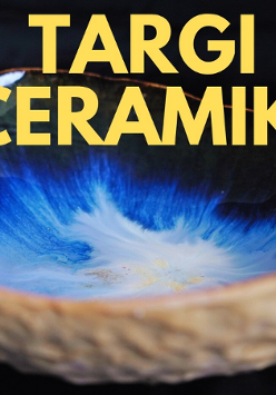 Artystyczna ceramiczna miseczka na czarnym, nad nią napis Targi Ceramiki.