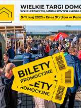 Informacje o targach związanych z budową domów, pod nimi zdjęcie wielu ludzi na otwartej przestrzeni targowej.