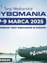 Informacje o targach wędkarskich rybomania, po prawej mężczyzna w pontonie mocno trzyma wędkę.