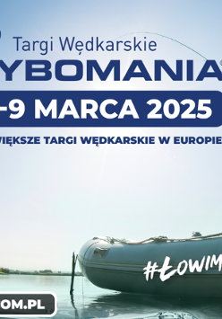 Informacje o targach wędkarskich rybomania, po prawej mężczyzna w pontonie mocno trzyma wędkę.