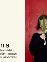 Plakat, po jednej stronie czarne napisy informujące o warsztatach, po drugiej stronie na czerwonym tle dwie postacie ubrane na czarno, które trzymają w dłoniach cebulkę dymkę.