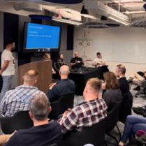 Zdjęcie z innego wydarzenia z tej samej serii, widać tłum skupiony na prelekcji