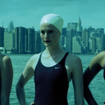 trzy dziewczyny w strojach kapielowych