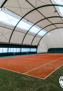 Zakryty kort tenisowy.