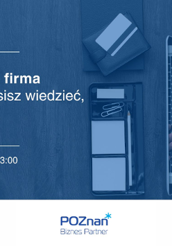 Grafika promocyjna szkolenia. W tle osoba pracująca przy stole z komputerem, kawą i notesem.