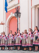 Dziewczynki w ludowych strojach ukraińskich