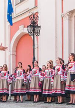 Dziewczynki w ludowych strojach ukraińskich