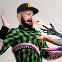 Plakat zapowiada nowy program stand-up Adama Van Bendlera zatytułowany "Ultimatum". Artysta w zielonej koszuli w kratę i czapce z daszkiem jest wciągany przez smartfona, z którego wyrastają macki i demoniczne dłonie. Kompozycja utrzymana jest w jasnej kolorystyce z wyraźnymi napisami w kolorach pomarańczowym i zielonym.