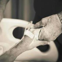 Uścisk ręki z chorym