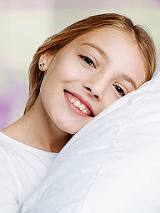 Dziewczynka z głową na poduszce