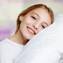 Dziewczynka z głową na poduszce