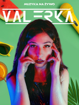 Artyska na zielonym tle, za nią żółte okulary słoneczne, kawałek arbuza, drink z kawałkiem pomarańczy i czereśnią, żółty mikrofon.