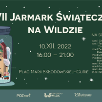 Plakat reklamuje VII Jarmark Świąteczny na Wildzie. Znajduje sie na nim nazwa oraz szczegóły wydarzenia. Po lewej stronie obrazka widoczny jest rysunek słoika, w którym jest zamknięte miasto spowite zimową, świąteczną aurą. Wszystko znajduje się na zielonym tle.