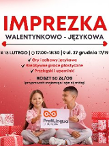 Plakat promujący walentynkowo-językową imprezkę dla dzieci. U dołu plakatu sidzi dwoje dzieci i trzyma reklamę szkoły językowej. Dookoła szczegółowe informacje, które są powtórzone w treści artykułu.