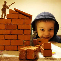 Budowla z małych cegieł i głowa dziecka
