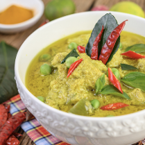 Zdjęcie przedstawia miskę zielonej zupy.