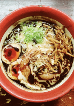 Zdjęcie przedstawia widok na zupę ramen.