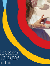 Plakat promujący warsztaty malowania kamieni w Miasteczku Powstańczym. W prawym, górnym narożniku zdjęcie rąk, które malują na kamieniu flagę Polski. Granatowe tło obok czerwone, żółte i niebieskie wstęgi.