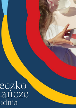 Plakat promujący warsztaty malowania kamieni w Miasteczku Powstańczym. W prawym, górnym narożniku zdjęcie rąk, które malują na kamieniu flagę Polski. Granatowe tło obok czerwone, żółte i niebieskie wstęgi.