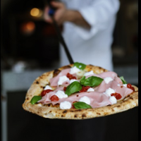 Pizza z suszonymi pomidorami i bazylią.