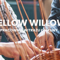 Dwch mężczyzn zaplata kosz wiklinowy. Zbliżenie na ich ręce.