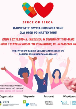 Zdjęcie to plakat warsztatów dotyczących tworzenia poduszek w kształcie serca dla kobiet po mastektomii. Na plakacie widnieją trzy kobiety z uniesionymi w górę rękami oraz logo w kształcie serca na górze. Tekst na plakacie zawiera informacje o dacie, godzinie i miejscu warsztatów.