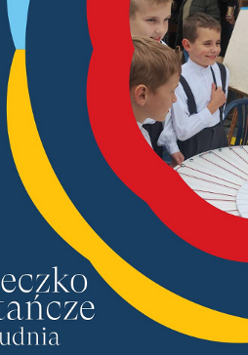 Plakat promujący warsztaty tkackie w Miasteczku Powstańczym. W prawym, górnym narożniku zdjęcie dzieci, które uczą się tkania.Granatowe tło obok czerwone, żółte i niebieskie wstęgi.