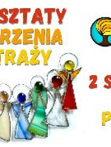 Plakat, który reklamuje warsztaty tworzenia witraży. Pod kolorowym napisem kolorowe aniołki zrobione ze szkła.