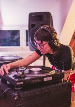 DJ podczas muzycznego występu.